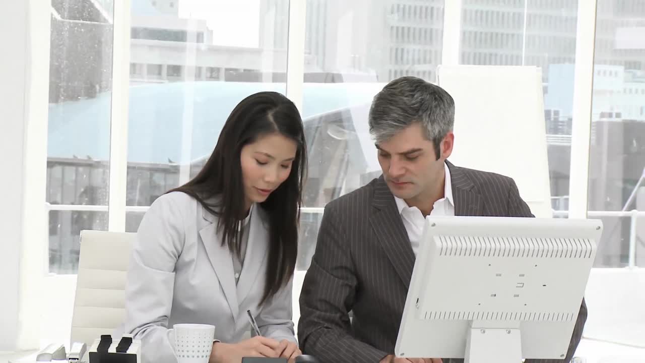 dos hombres de negocios trabajando seriamente en una computadora