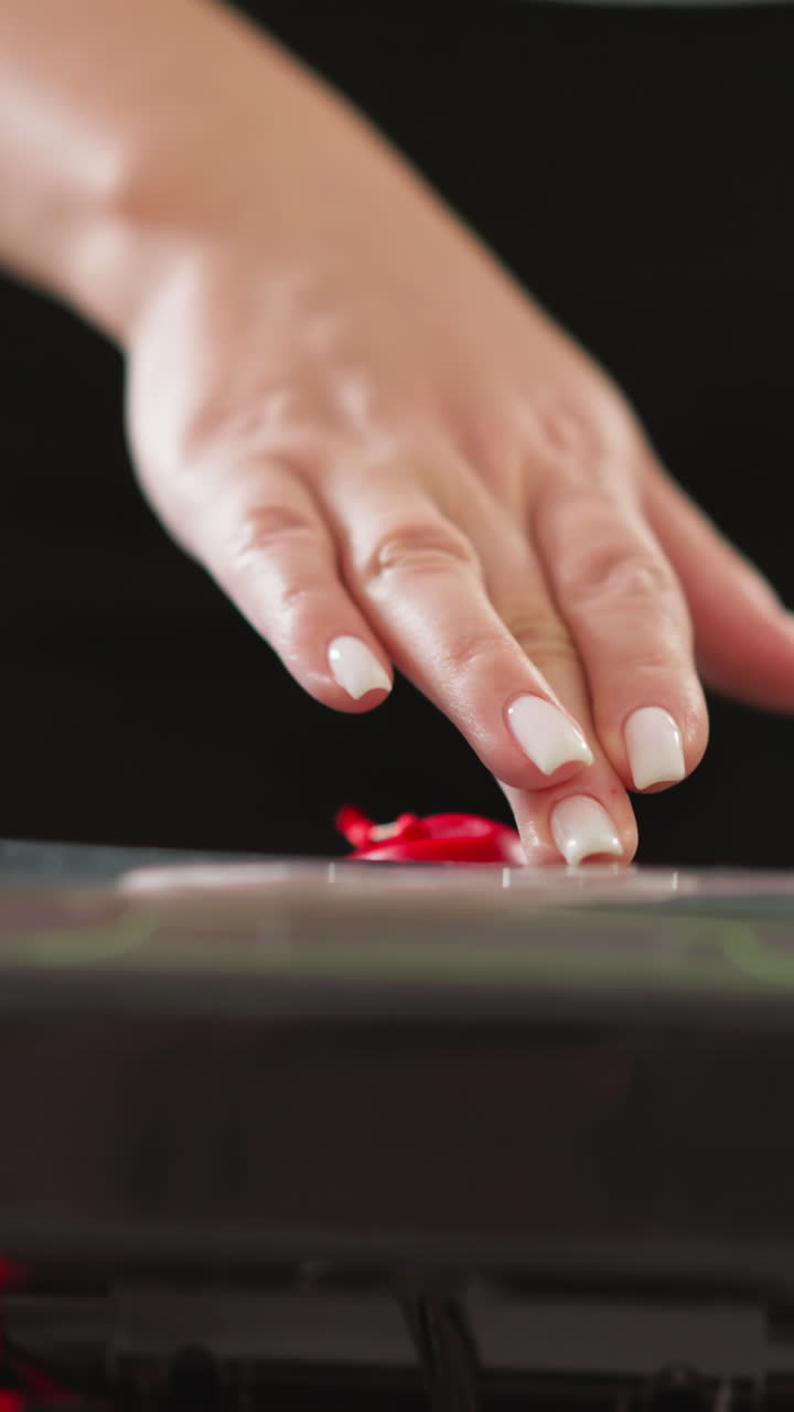 la mujer activa la cinta de correr presionando la tecla de inicio de primer plano. la dama ajusta el ritmo de la máquina de ejercicio interior para trabajar en características deportivas tecnológicas planas
