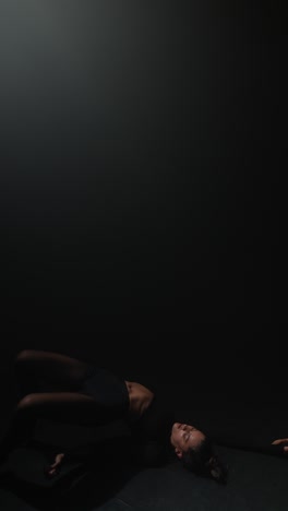 actuación de danza contemporánea en un estudio oscuro