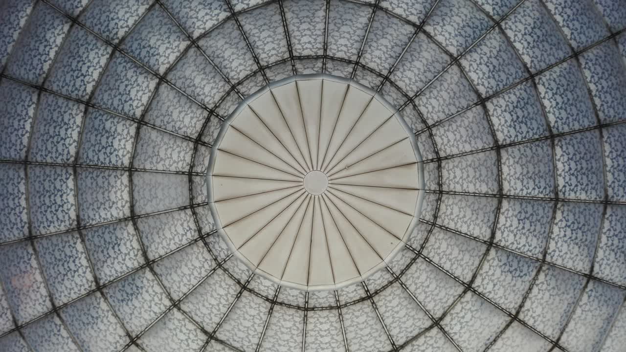 vista aérea de un complejo arquitectónico moderno con cúpula