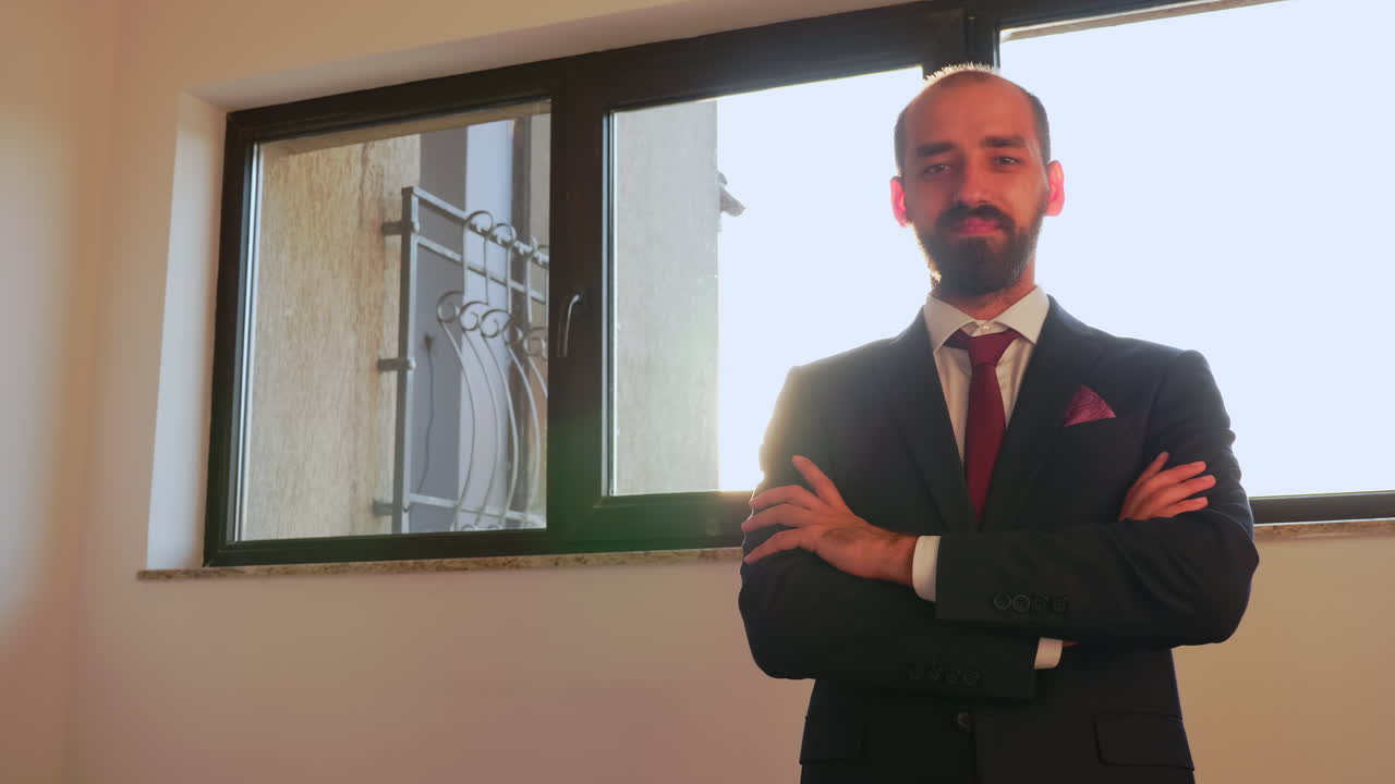 empleado mirando a la cámara con la cara sonriente satisfecho