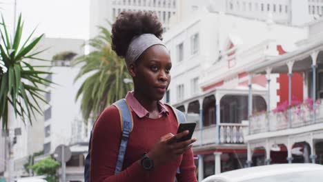 Afroamerikanerin-Benutzt-Ihr-Smartphone-Auf-Der-Straße