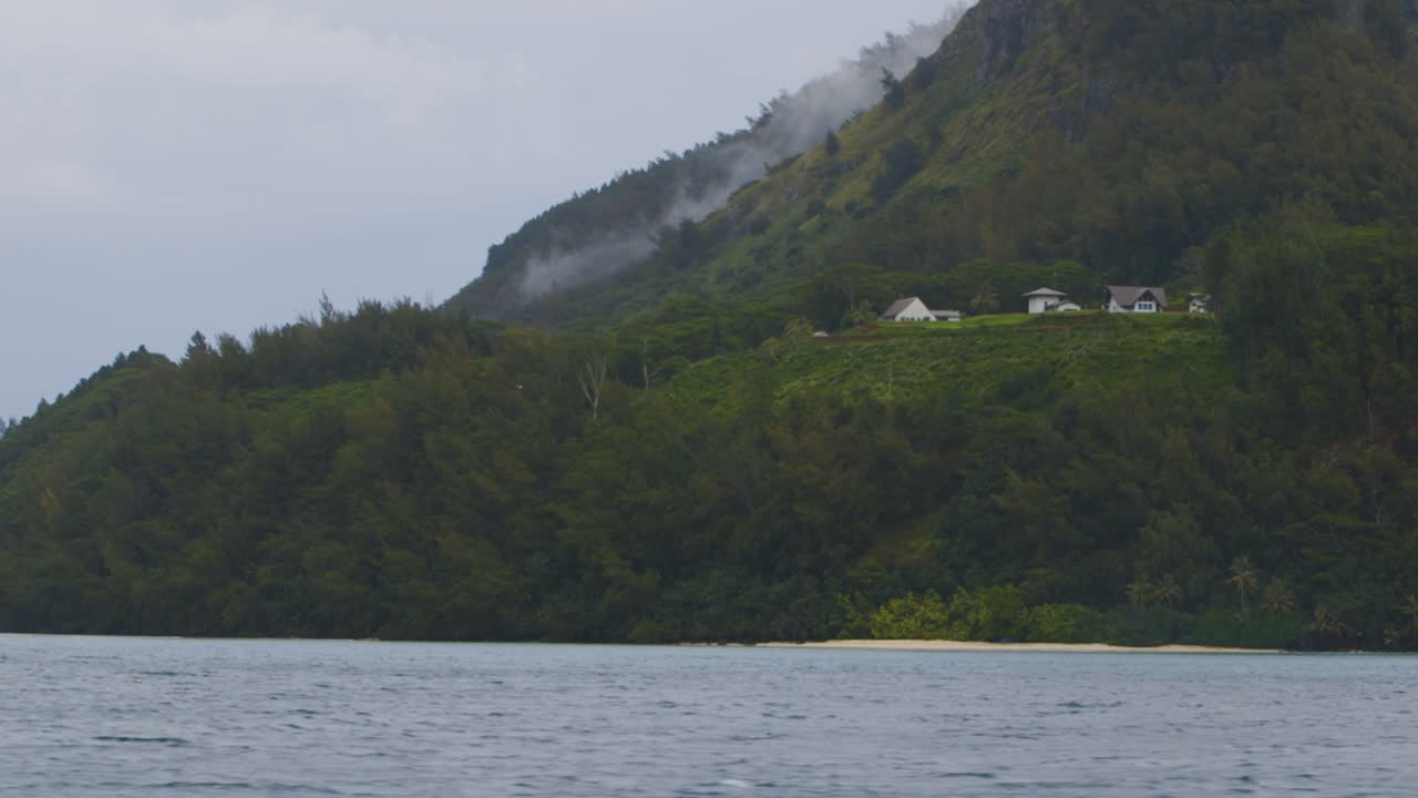 낚싯배의 관점에서 섬을 바라보는 갬비어 섬