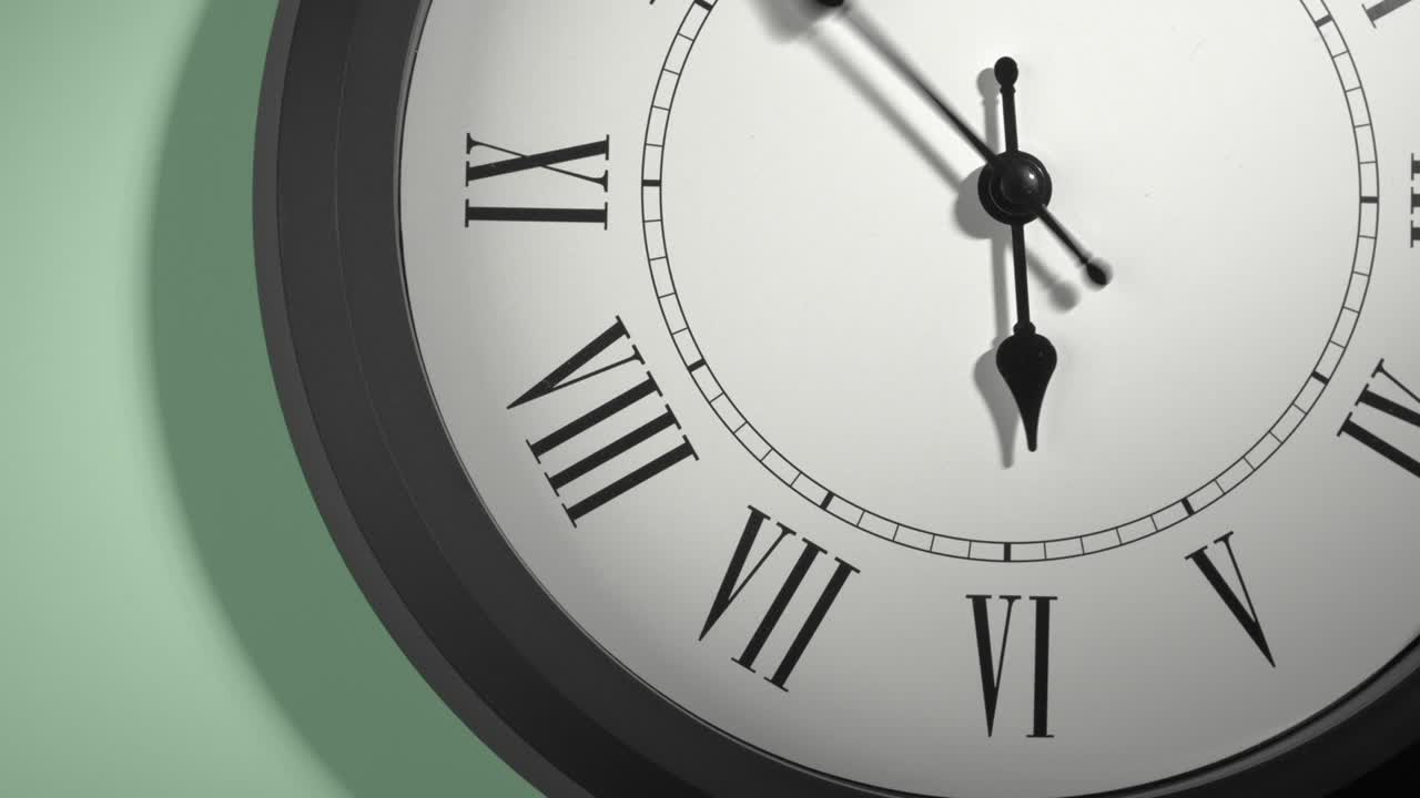 Quadrante di orologio con numeri romani su parete verde chiaro in time lapse