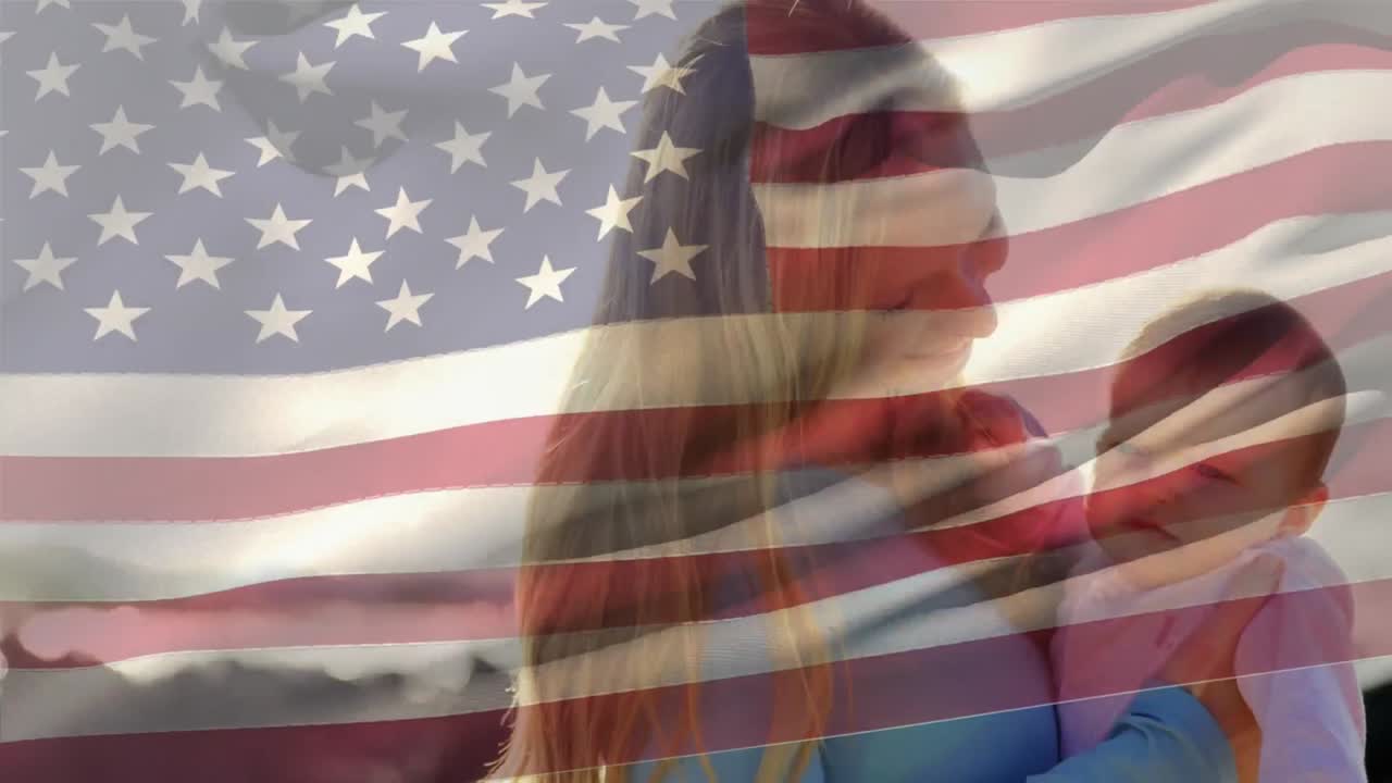 madre y hijo caucásicos con nosotros ondeando una bandera en primer plano