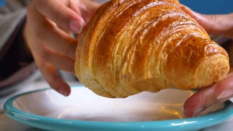 primer plano de un delicioso croissant en las manos de alguien