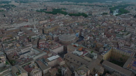 Hochwinkelansicht-Des-Antiken-Tempels-Mit-Kreisförmigem-Dach,-Pantheon.-Fliegen-Sie-über-Touristische-Sehenswürdigkeiten-Im-Historischen-Stadtzentrum.-Rom,-Italien