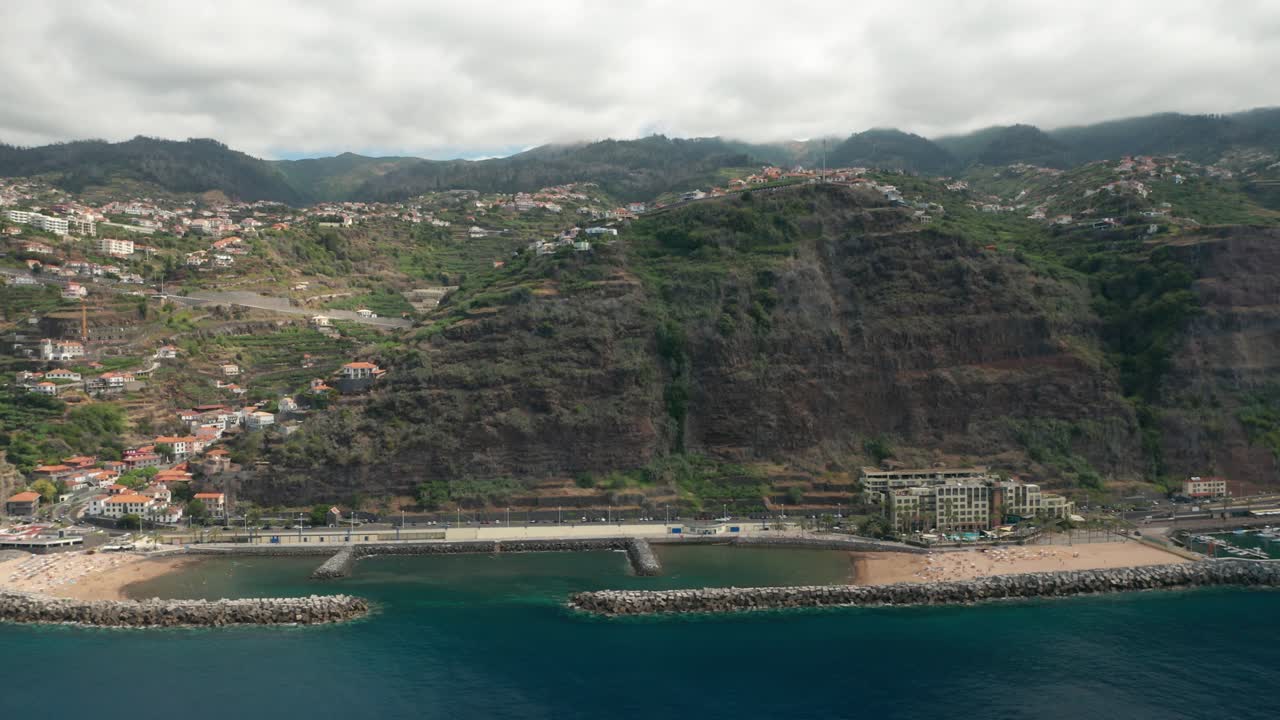 aerea della ripida parete rocciosa dell'isola vulcanica di madeira durante la giornata nuvolosa