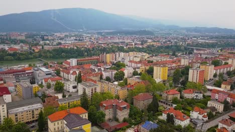 4K-Drohnenaufnahmen-Aus-Der-Luft-Der-Stadt-Maribor-Bei-Tageslicht