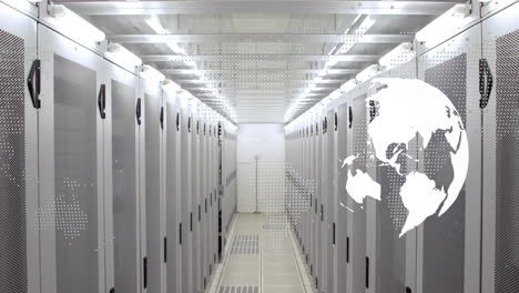 procesamiento de datos sobre el globo giratorio y el mapa del mundo contra la sala de servidores de computadoras