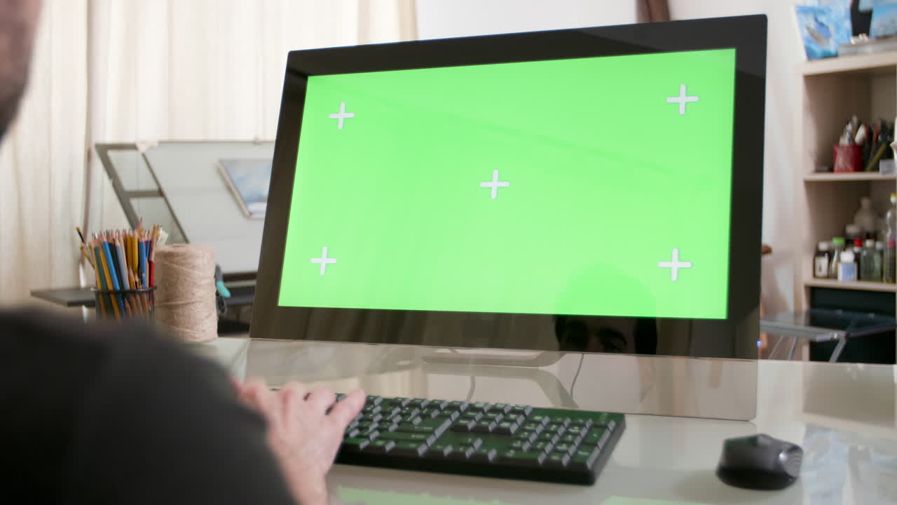 computadora con pantalla verde