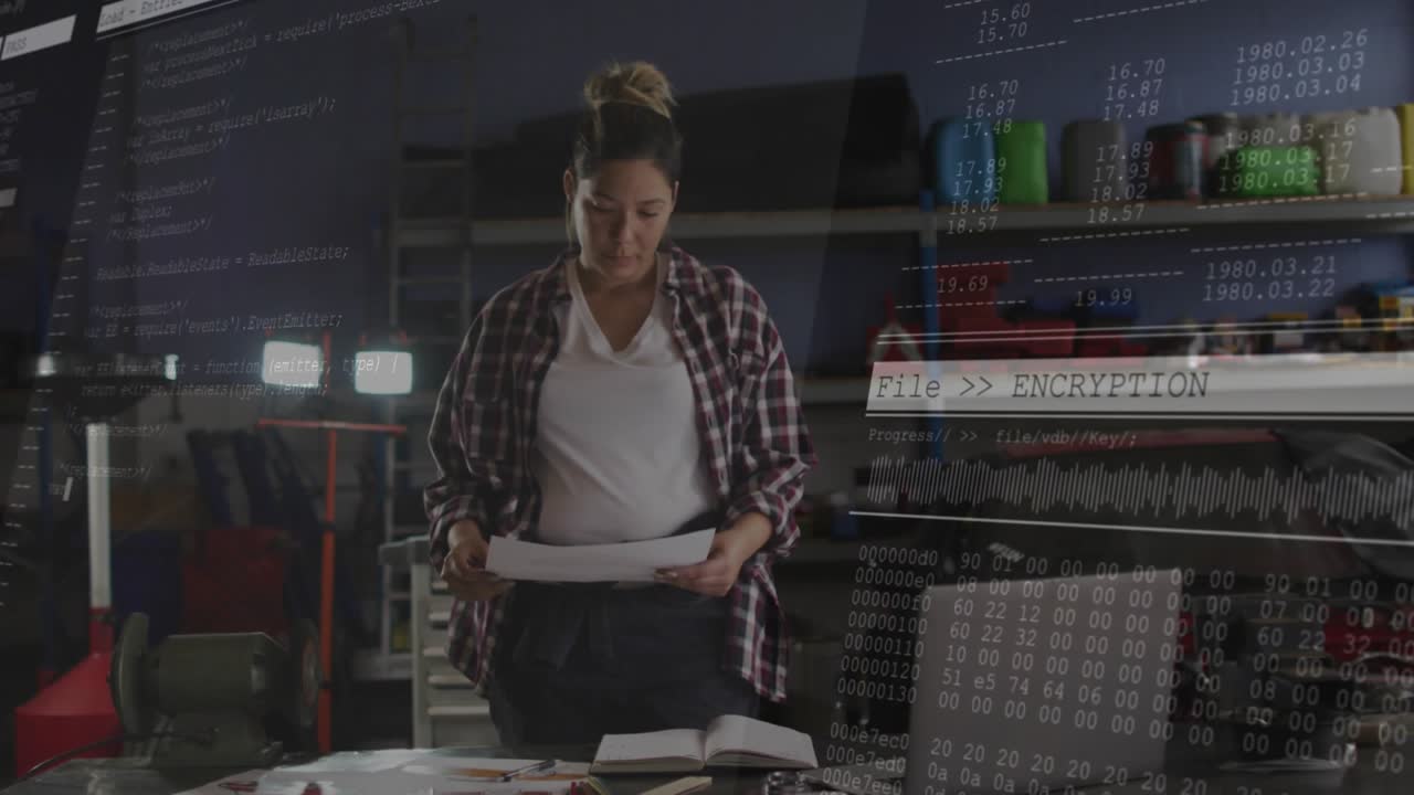 Mulher analisando plantas em um banco na oficina de carros, ativando sobreposição de dados transparente para revisão de criptografia