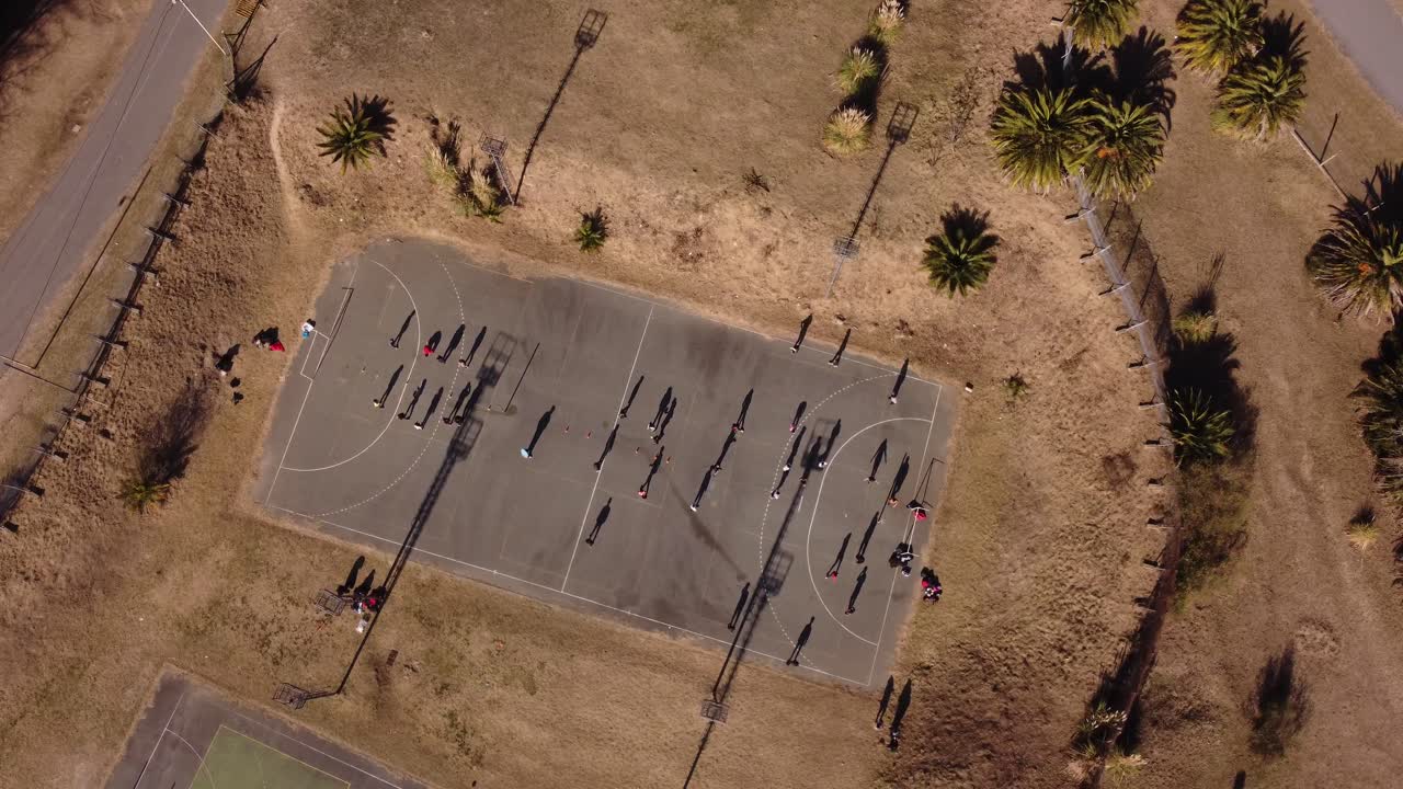 gente practicando balonmano al aire libre. vista aérea de arriba hacia abajo