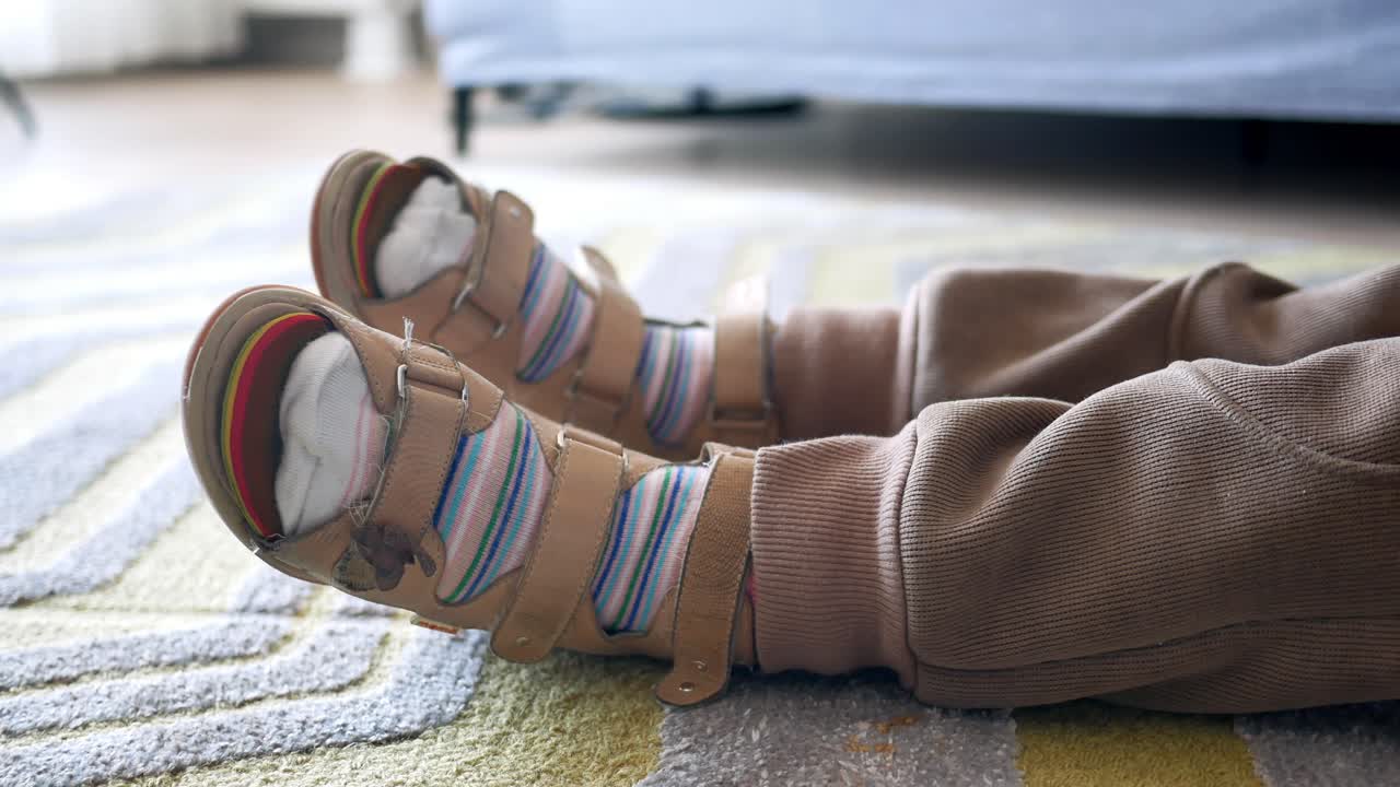 sandalias ortopédicas de niño en el suelo