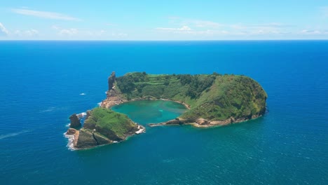 Vila-franca-islet-with-lush-greenery-and-clear-blue-water,-aerial-view