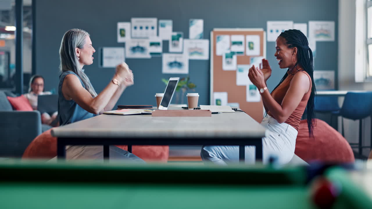 하이 파이브, 박수, 스타트업의 사업가들