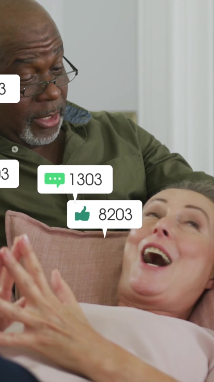 Animazione di icone e numeri di social media su coppia anziana e diversa a casa