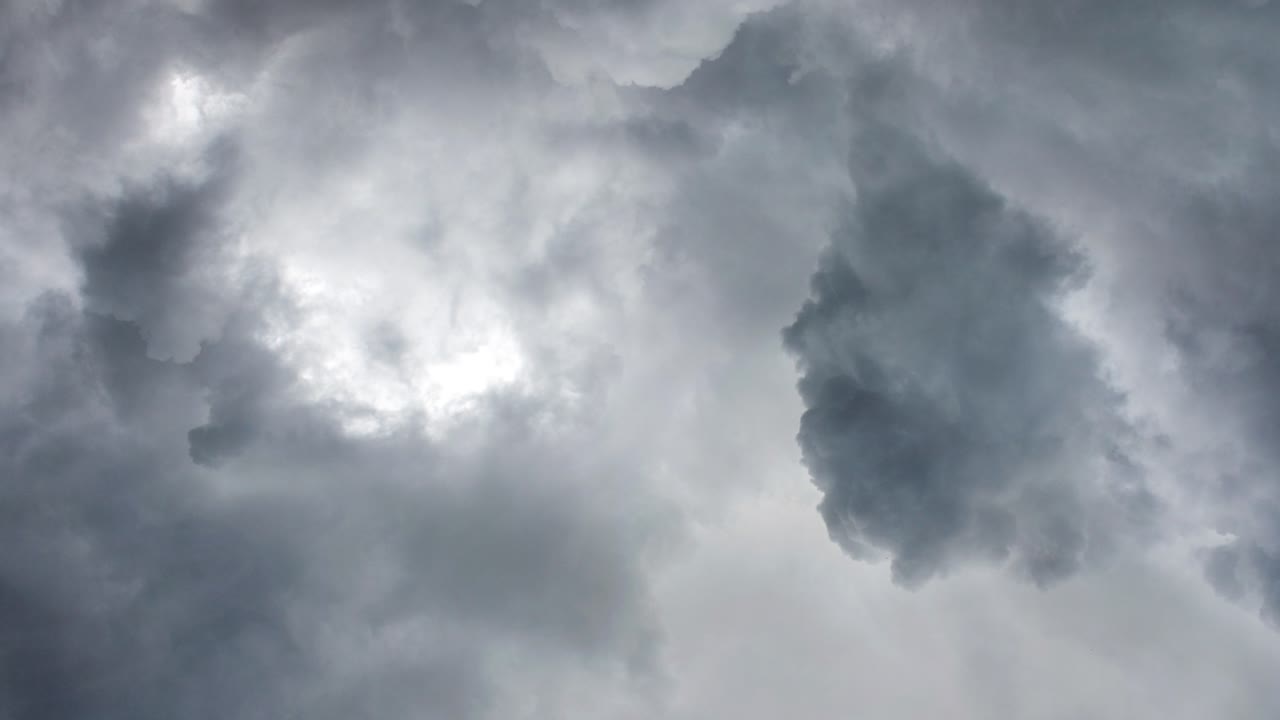 어두운 하늘에 어두운 colonimus 구름과 뇌우