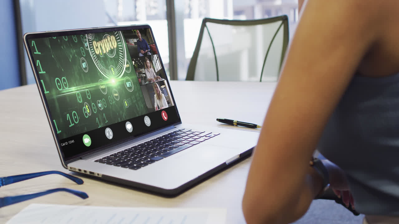 video de una mujer biracial teniendo una llamada de video de criptomoneda con compañeros de trabajo