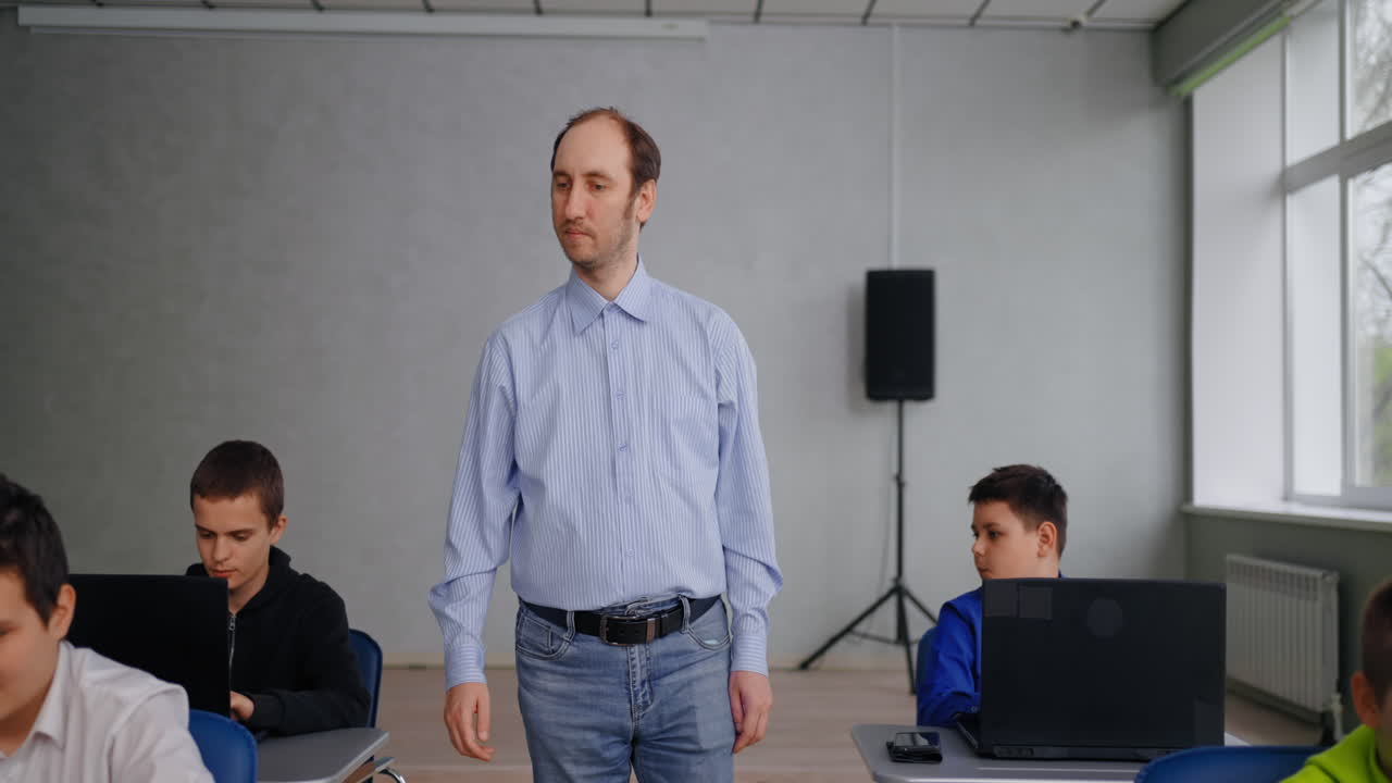 profesor interactuando con los estudiantes en un aula