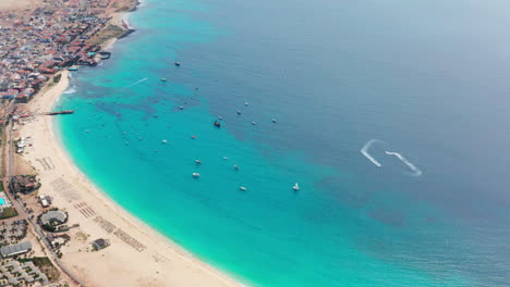 Alta-Vista-De-Drones-De-La-Isla-Tropical-De-Sal,-Inauguración-De-Santa-María,-Cabo-Verde