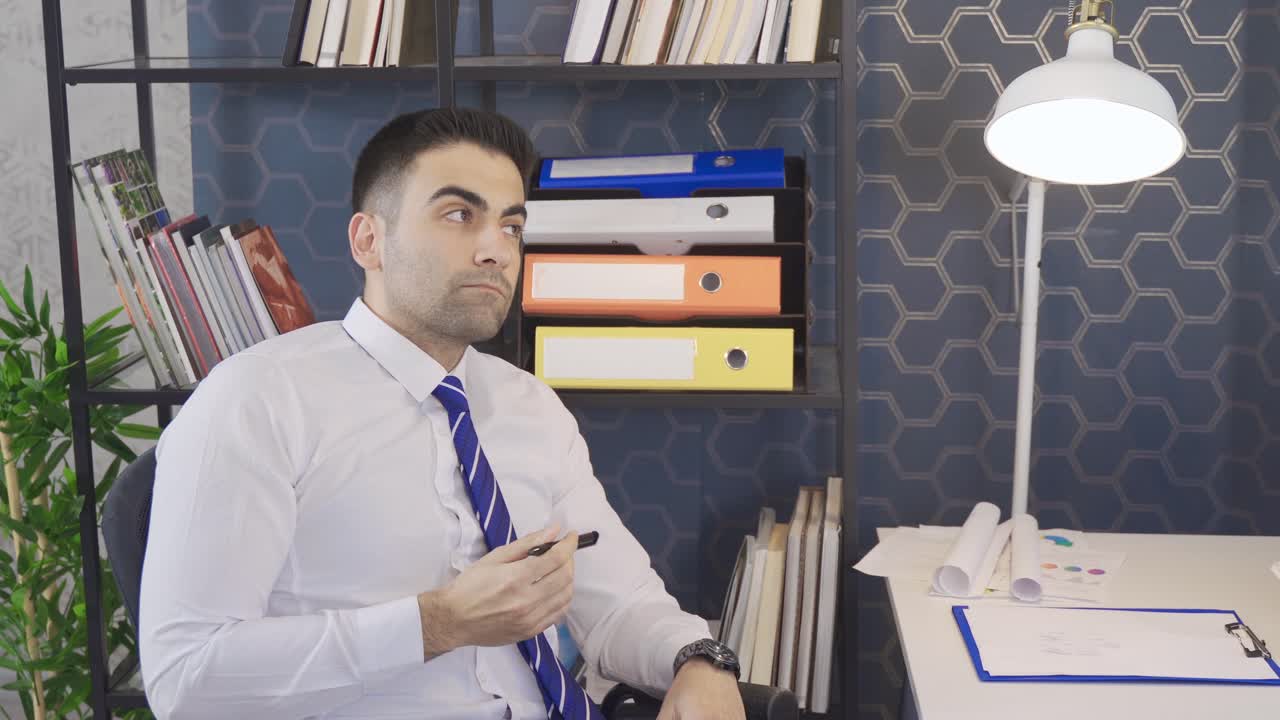 el hombre de negocios es cuidadoso con los negocios.