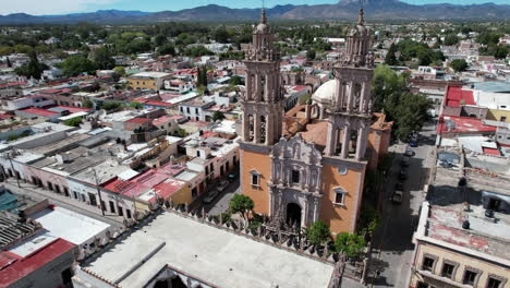 Die-Drohne-Führt-Eine-Halbe-Umlaufbahn-Vor-Dem-Heiligtum-In-Jerez,-Zacatecas,-Durch-Und-Präsentiert-Die-Architektur-Und-Die-Glockentürme