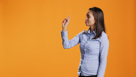 persona filipina comprobando la proyección holográfica en el estudio