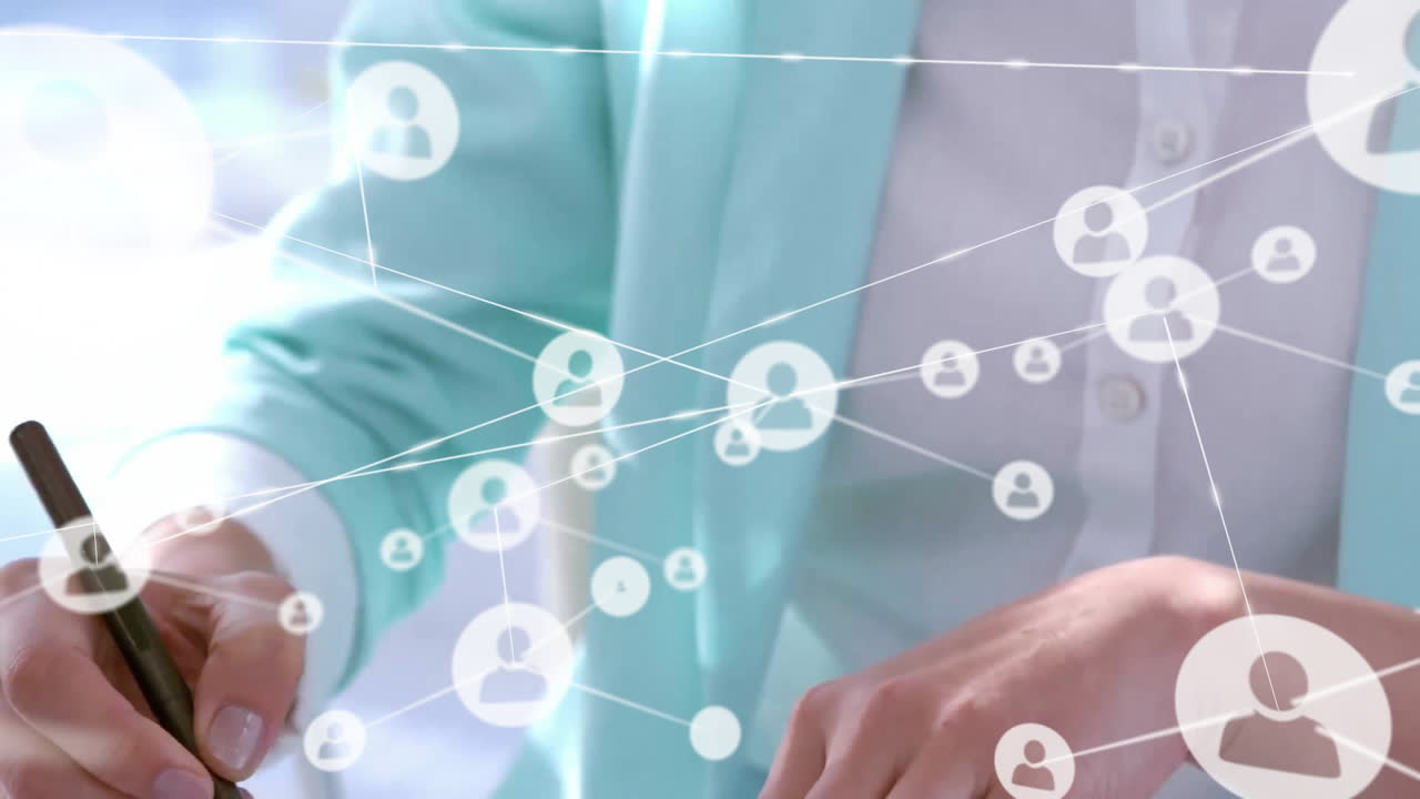 태블릿을 사용하는 백인 여성에 대한 아이콘과 연결 네트워크의 애니메이션