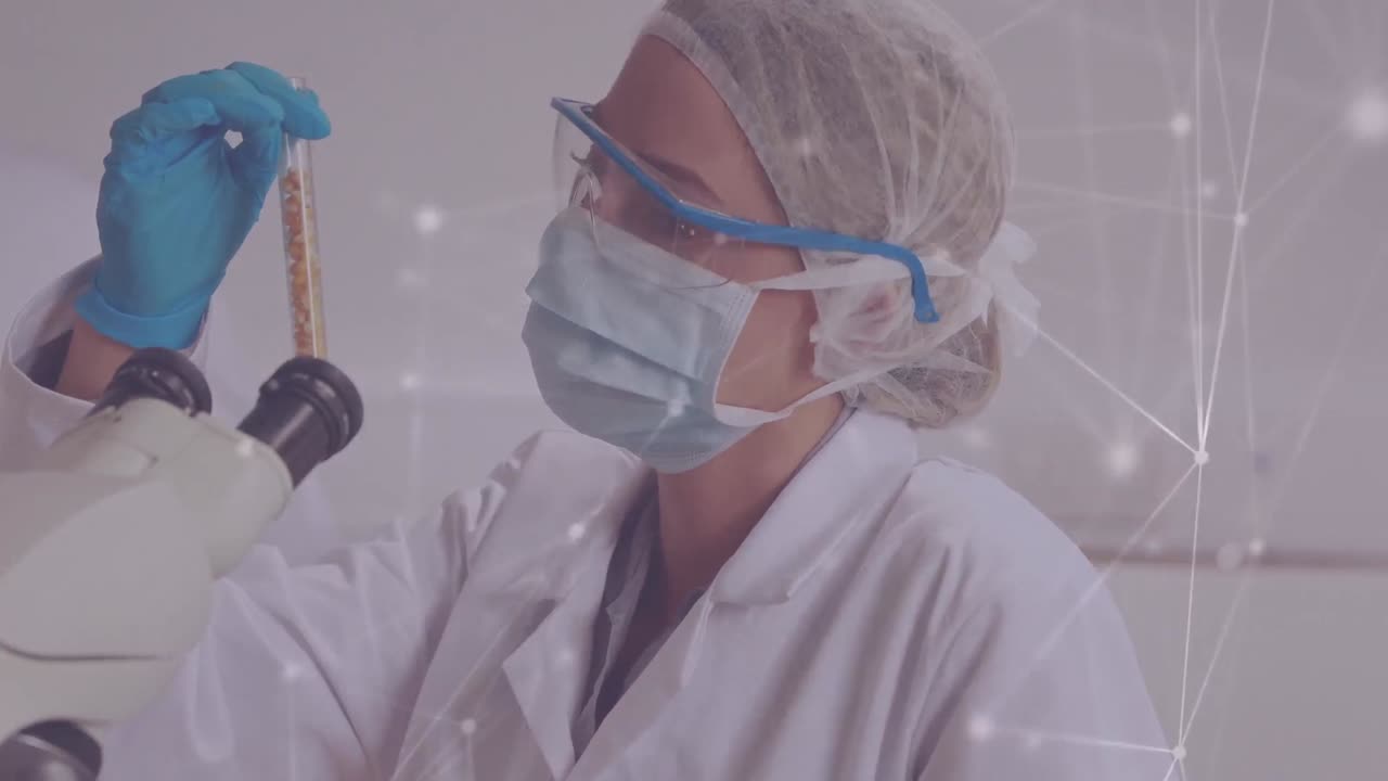 сеть связей против женщины-учёного в маске, держащей пробирку в лаборатории