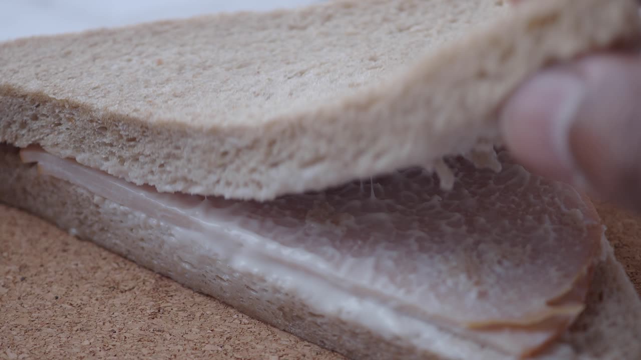 primer plano de un sándwich de jamón con mayonesa