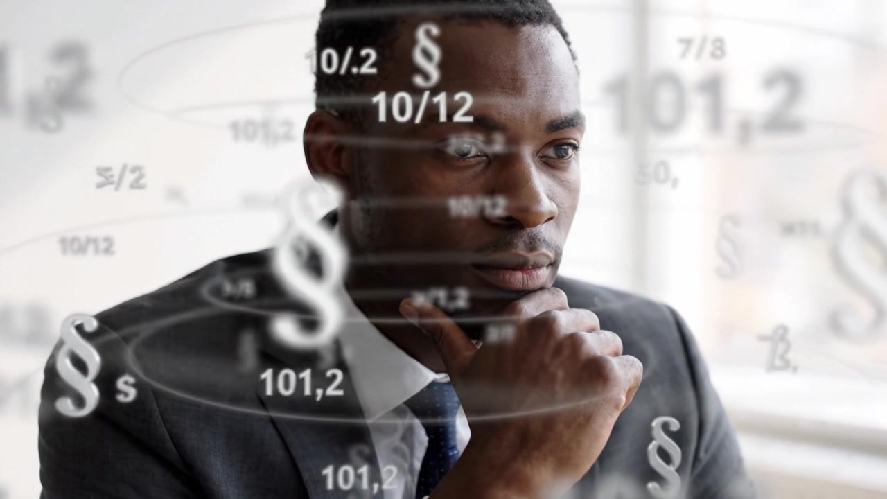 Nadenkende zakenman die financiële gegevens analyseert met een bedachtzame uitdrukking, terwijl hij juridische aspecten evalueert in een moderne bedrijfsomgeving.