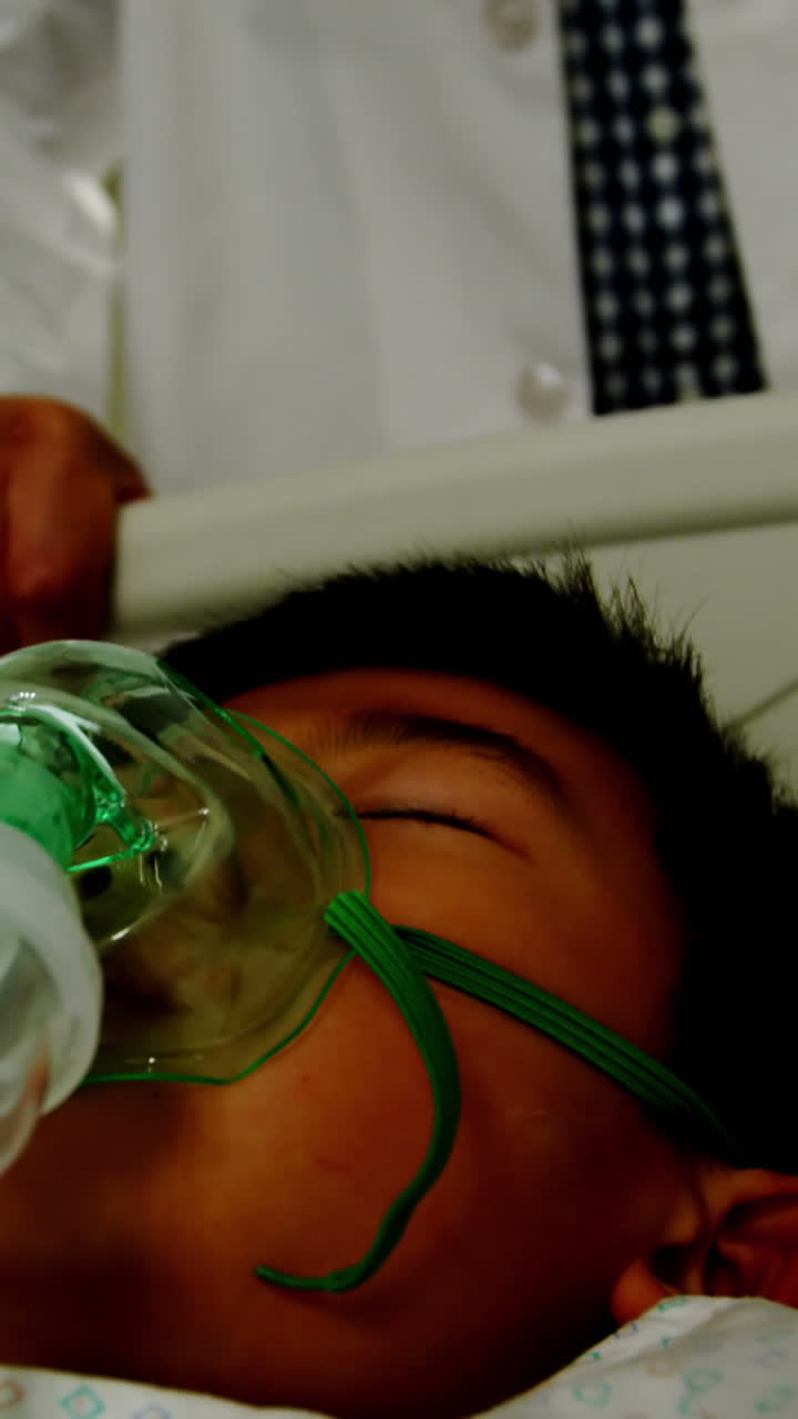 médico corriendo a un paciente en la sala de emergencias