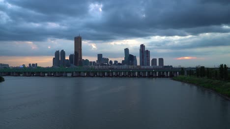 Sonnenuntergang-Und-Eisenbahnbrücke-Auf-Dem-Fluss-Han-In-Seoul---Breite-Aufnahme