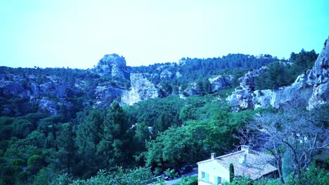 Paisaje-Con-Luz-Azulada-En-Francia-Con-Montañas-Y-Colinas-Y-Pequeñas-Casas-Les-Baux-de-provence