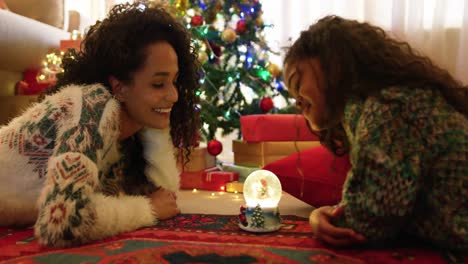 Familie-Zu-Hause-Zur-Weihnachtszeit