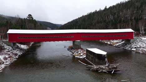 Puente-Cubierto-Con-Un-Poco-De-Nieve-Cruzando-Un-Río-En-Quebec,-Canadá.