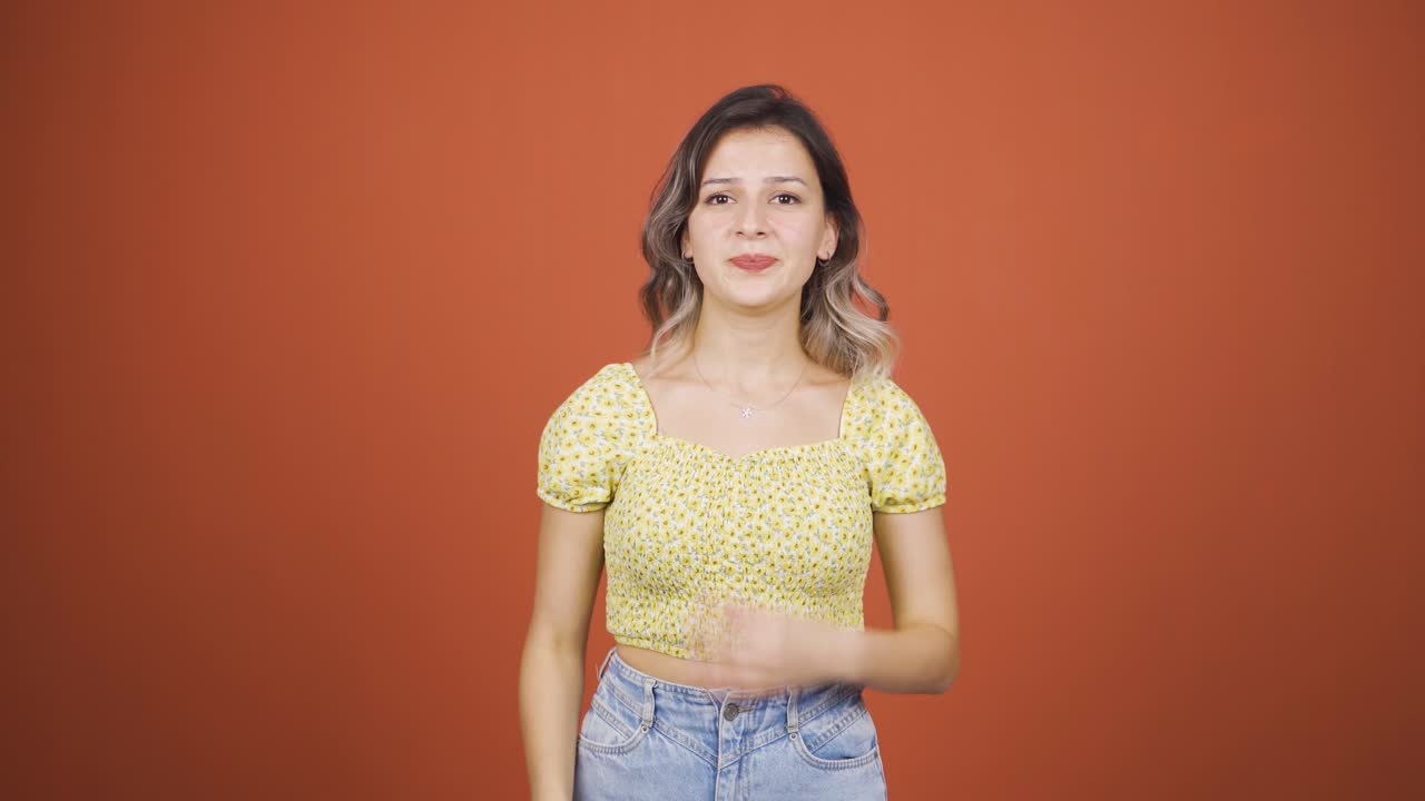 높은 공기 온도가 젊은 여자를 질식시키고 있습니다.