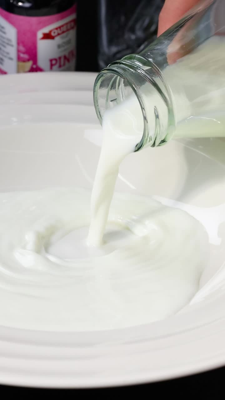 leche vertida en el plato para la reacción de color