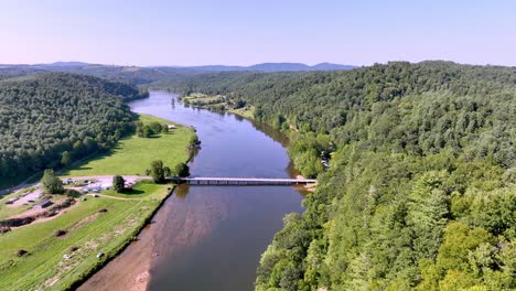 Antena-Con-Vistas-Al-Nuevo-Río-Cerca-De-Galax-Virginia.