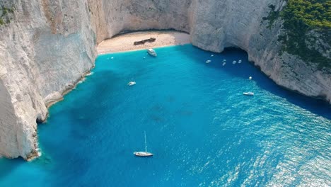 Antena:-Fly-Away-Shot-Off-Shipwreck-Beach,-Zakynthos,-Grecia