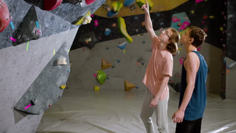 dos amigos en un gimnasio de escalada