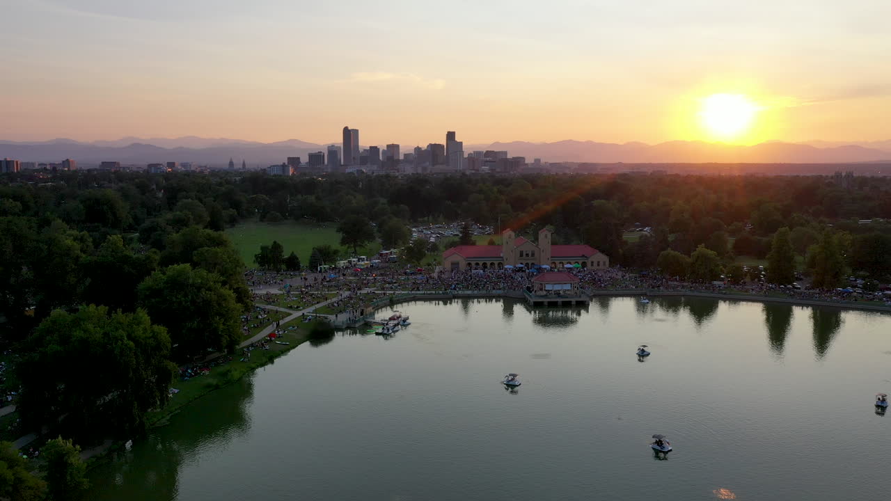 amplia toma aérea empujando hacia el pabellón del parque de la ciudad de denver con un festival de jazz al aire libre que se lleva a cabo en el verano