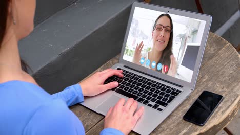 mujer hablando en una reunión de video en su portátil