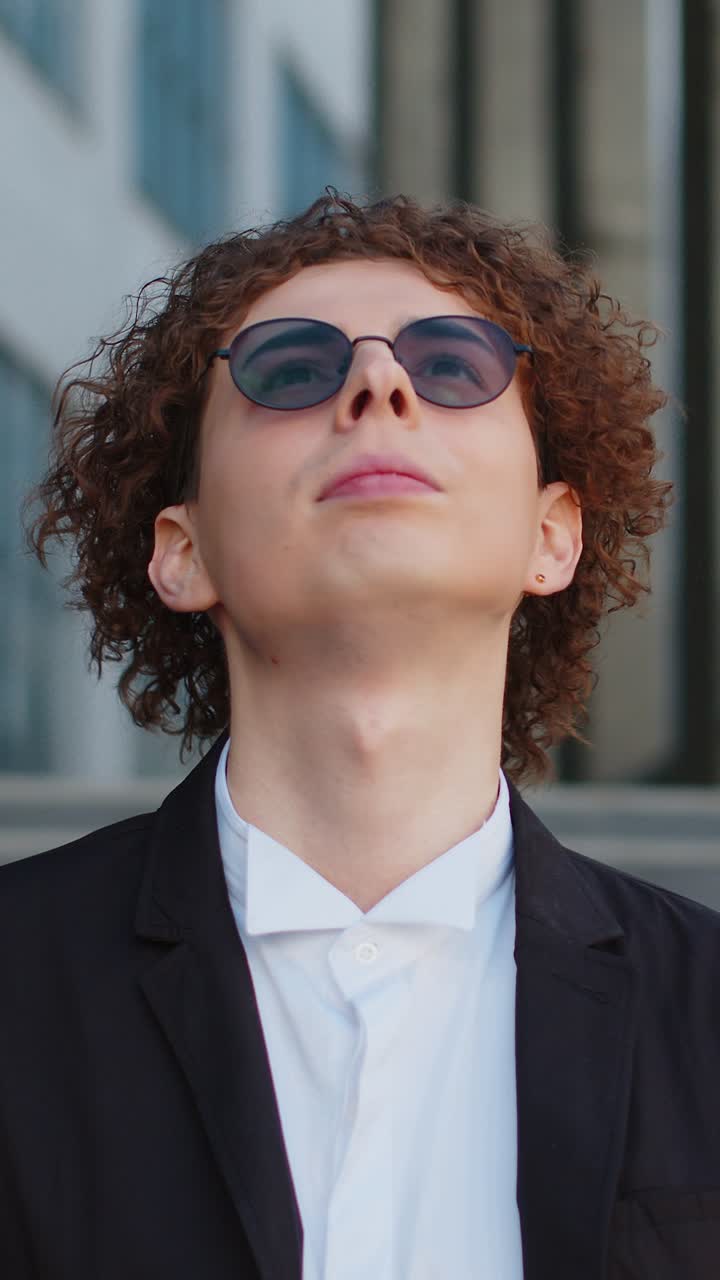 un hombre de negocios caucásico tomando una respiración profunda de aire fresco relajándose tomando un descanso descansando meditando