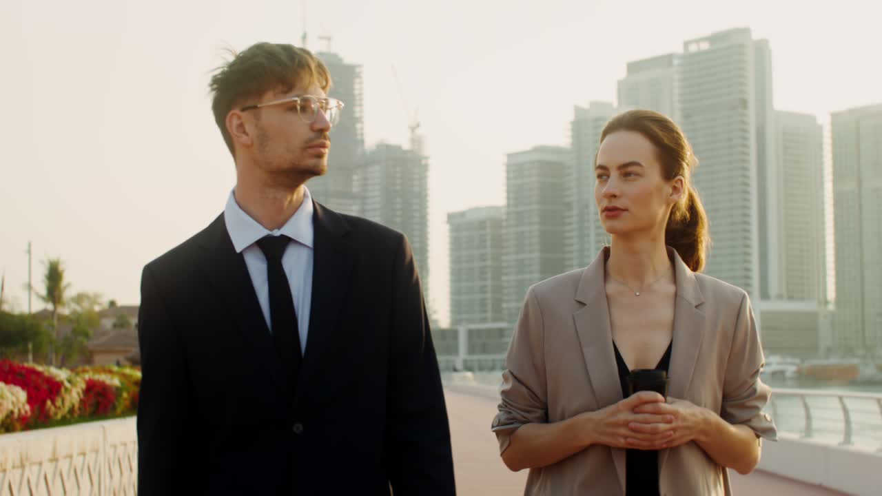 대화하는 사업가들