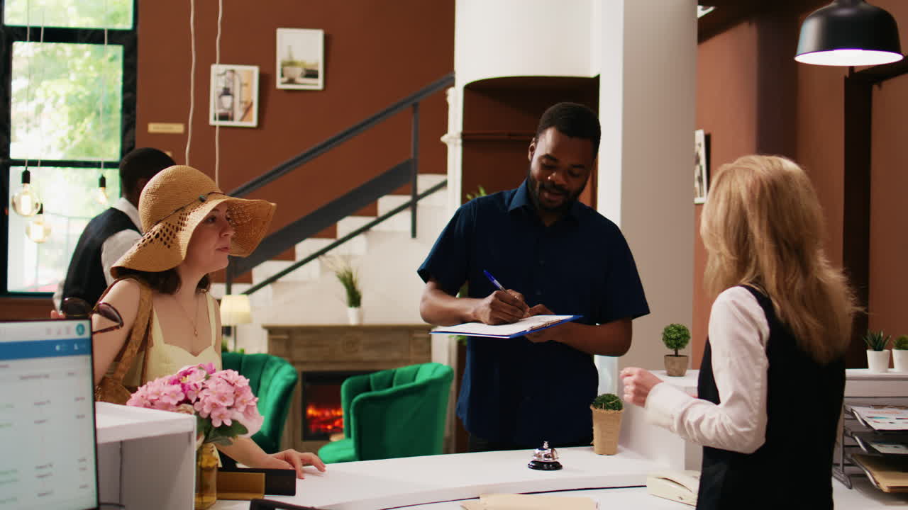 turistas haciendo el proceso de check-in