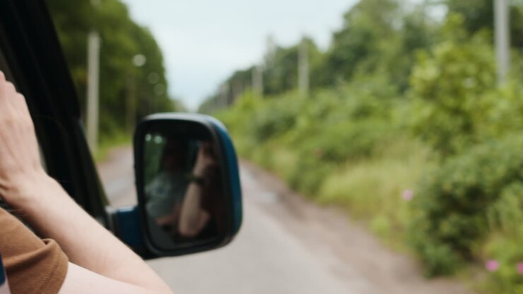 Persone che viaggiano in un furgone