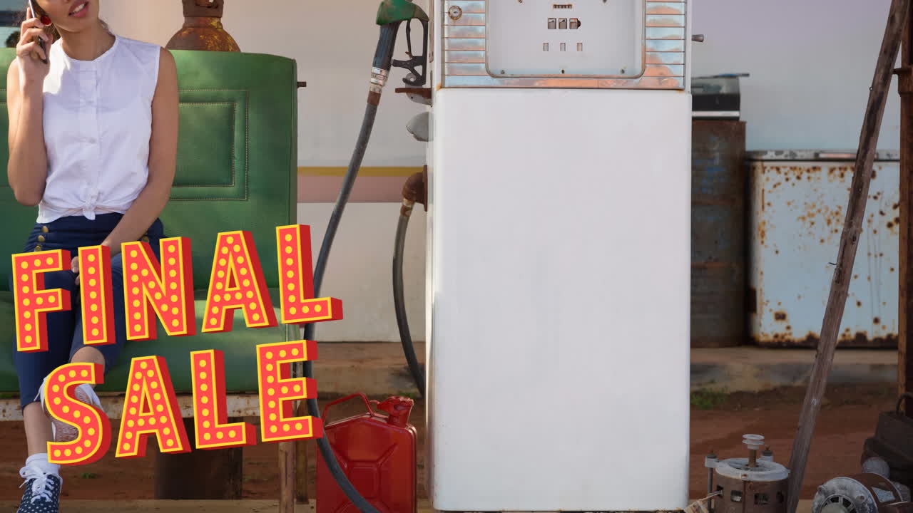 주유소 에서 연료  ⁇ 프 에 앉아 전화 를 하는 두 인종 의 여자 에 대한 최종 판매 텍스트 의 애니메이션