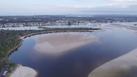 vista aérea sobre el estuario del río noosa, costa del sol en queensland, australia - disparo de drones